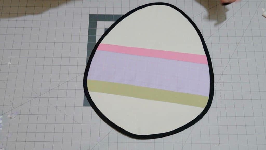 add double fold bias tape around the edge