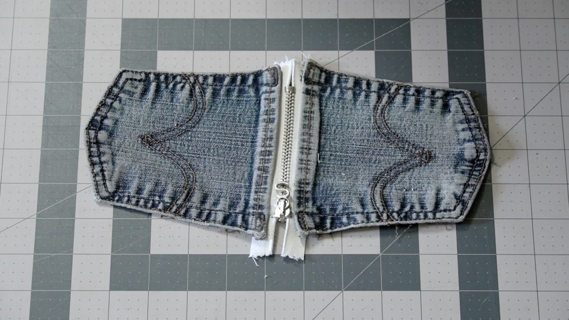 add zipper to upper edge of pockets