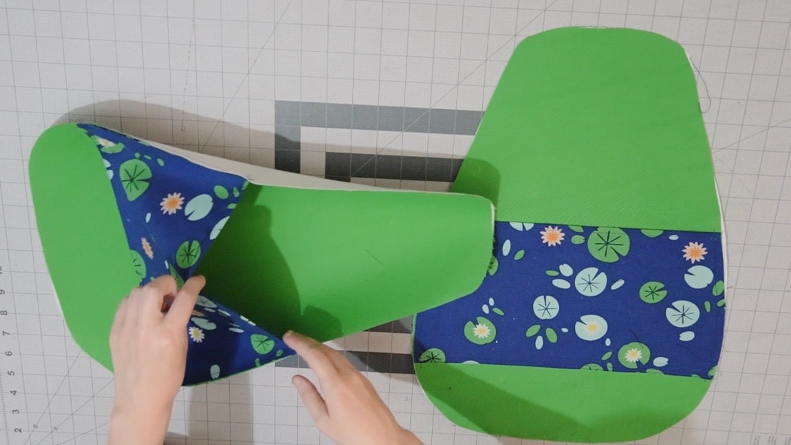 sew pockets to the lining along sides and bottom