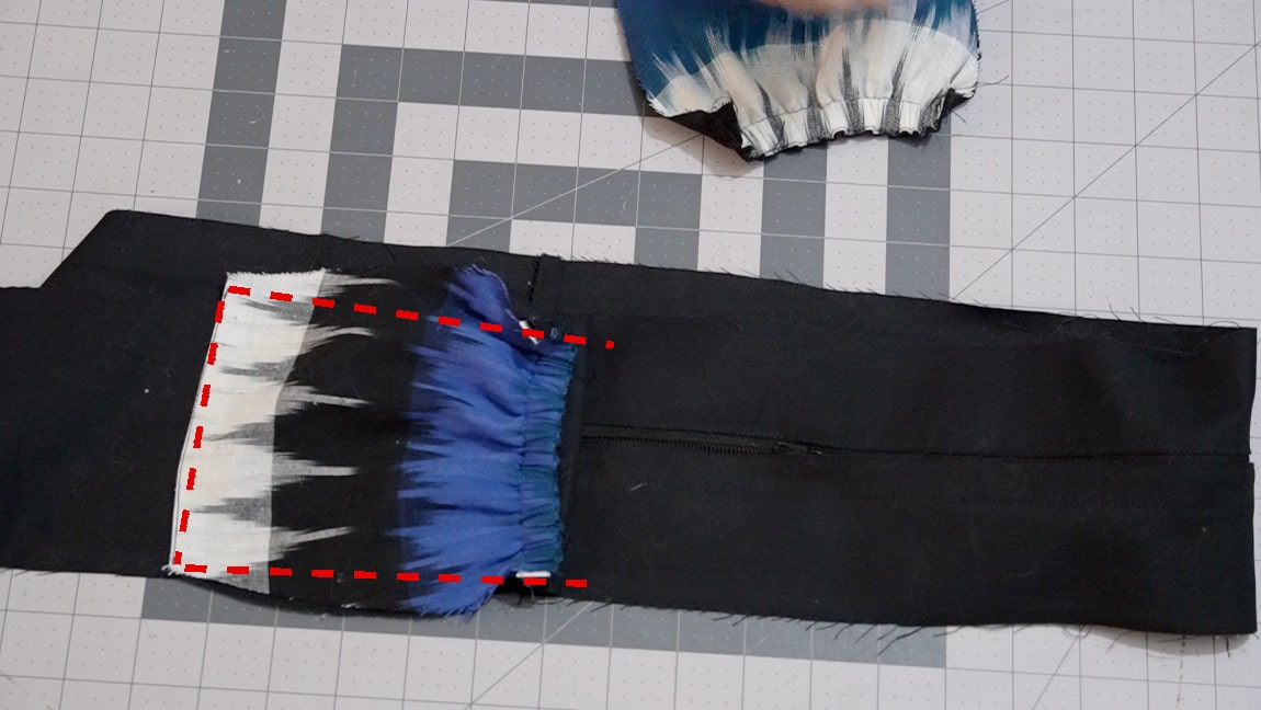 sew pockets to side bag, line up the upper edge of the pockets with the seam for the zipper
