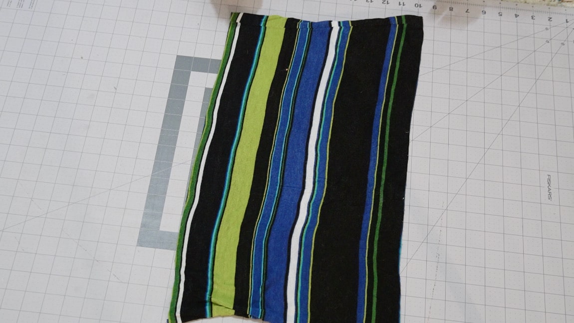 T-shirt scarf cut