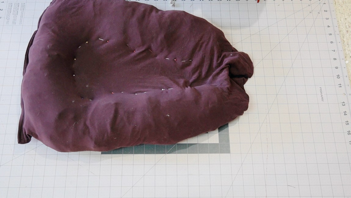 sew the center of the pet bed