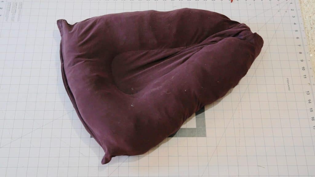 sew the center of the pet bed